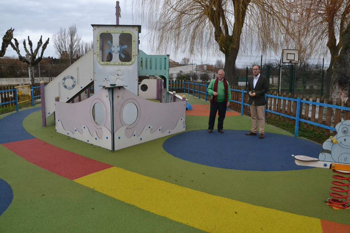 El parque infantil del barrio de Santa Marina estrena un colorido suelo