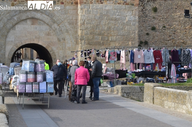 El mercadillo sabatino recupera la normalidad pese a algunas ausencias