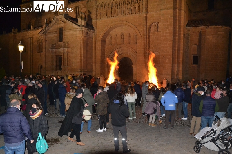 Buen ambiente en la hoguera de San Sebastián, anunciada por cohetes y hasta fuegos artificiales