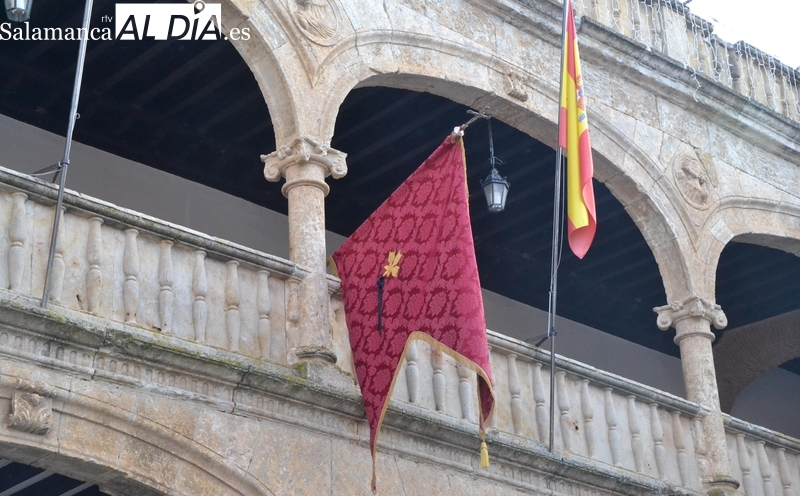 El pendón de San Sebastián vuelve a lucir en la balconada de la Casa Consistorial