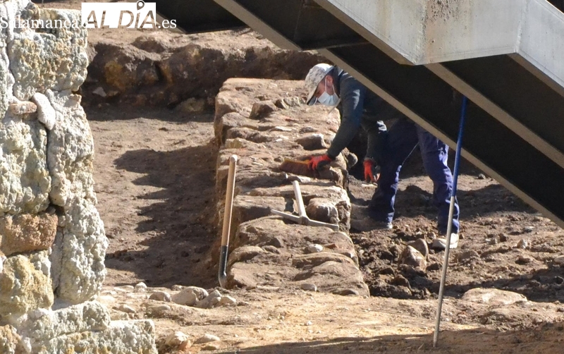 El inicio de la actuación en la Plaza de Amayuelas deja visibles varias antiguas estructuras