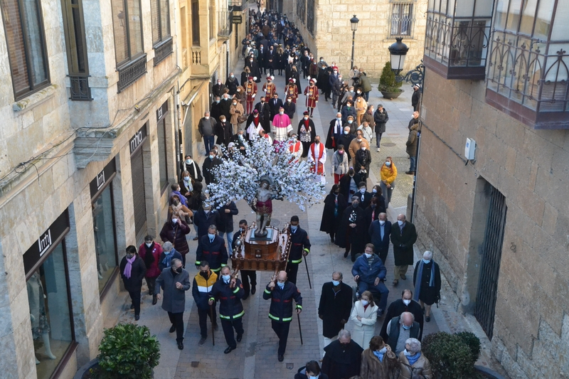 Concurrido Día de San Sebastián con los debuts de Retana y de la Coral en plena procesión