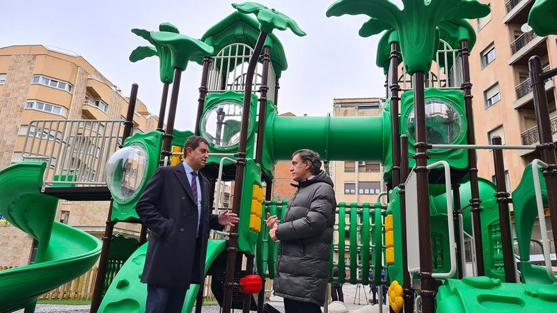 Abierto el nuevo parque de la plaza del Campillo, que amplía su espacio y sus juegos infantiles