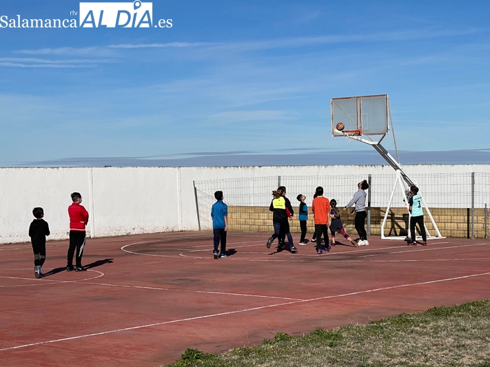Más de una veintena de niños participan en la primera de Jornada Multideporte navideña