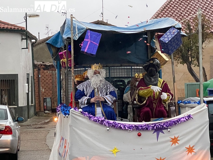 Los Reyes Magos desafían a la lluvia para llevar la ilusión por los hogares de Babilafuente