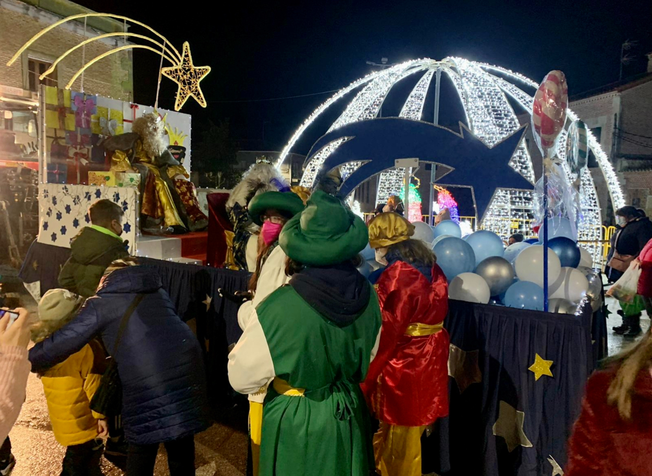 Alegría tras la lluvia para recibir a los Reyes Magos en una animada Cabalgata en Villoria