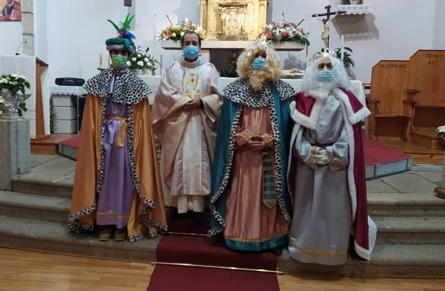 Los Magos llevan sus ofrendas al Niño Jesús en San Cristóbal