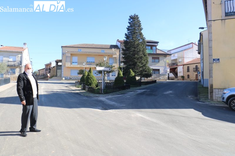 El alcalde muestra la zona del parque tras el esfaltado