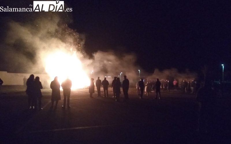 Trabanca ahuyenta los malos augurios con la tradicional quema de bolagas