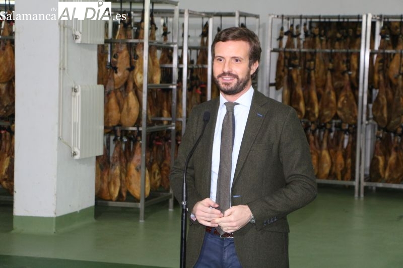  Así ha sido la visita de Pablo Casado a una fábrica de embutidos en Guijuelo