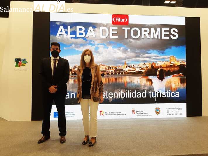 Gonzalo Bautista y Concepción Miguélez antes de la presentación del Plan de Sostenibilidad Turística en Fitur