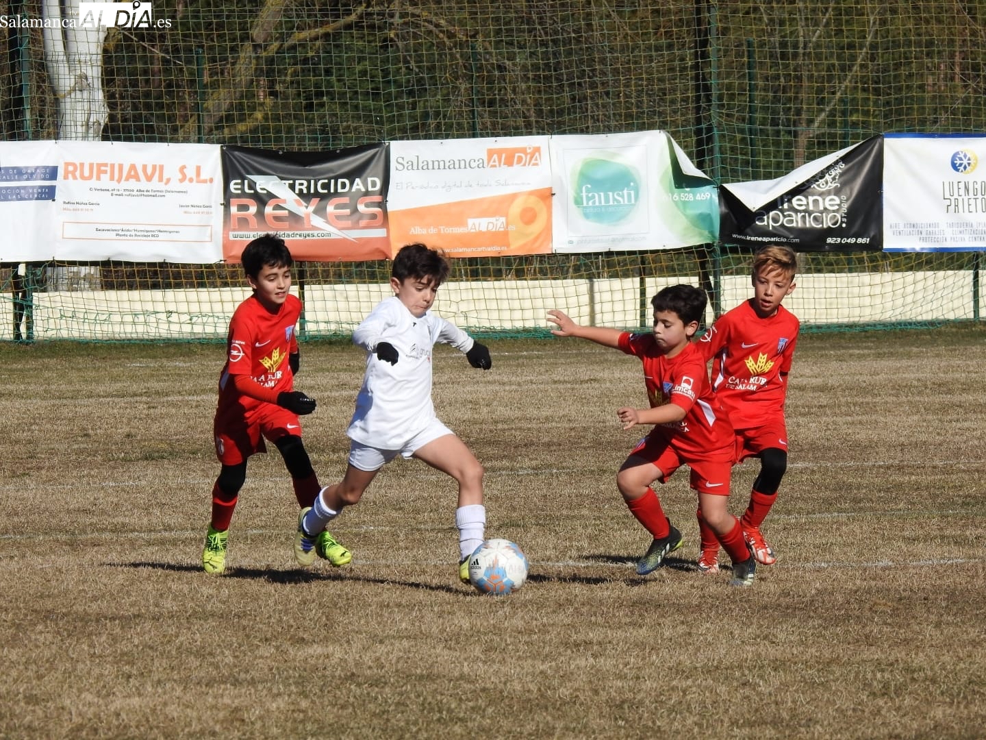 Jugada del partido entre el benjamín del Alba de Tormes CF y la UDSM / Cedida