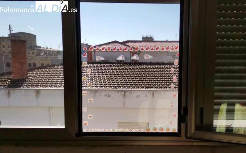 La Asociación de Madres y Padres del CEIP Manuel Moreno Blanco instala en las aulas placas de metacrilato     