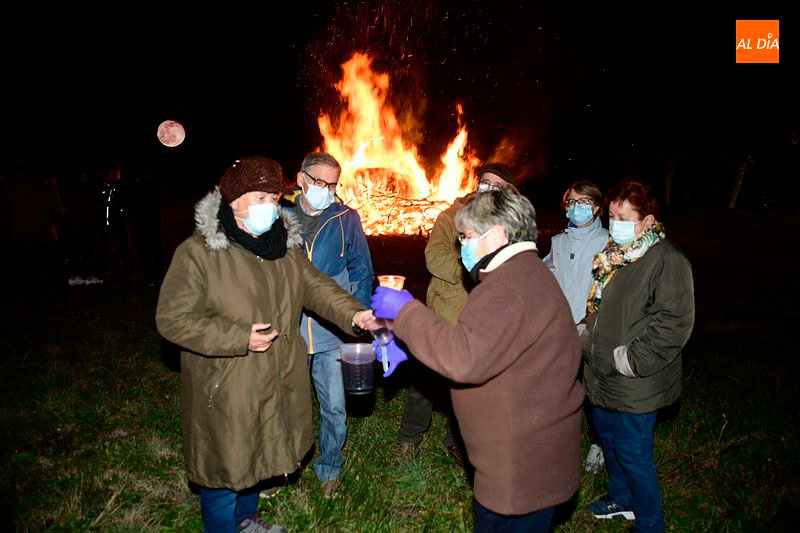 El Arrabal de San Sebastián honra a su Patrón con una gran iluminaria bajo la ‘luna de lobo’