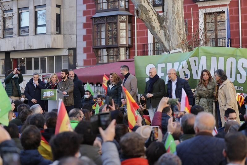 Más de mil personas reciben a Vox en Valladolid al grito de ¡Viva España! y a Abascal con ¡Presidente, presidente!