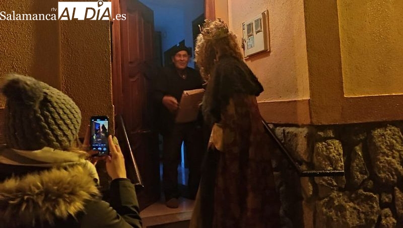 Los Reyes Magos dejan sus regalos en Sobradillo