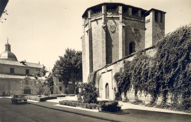 La calle Bordadores, abierta al tráfico, a principios de los 60
