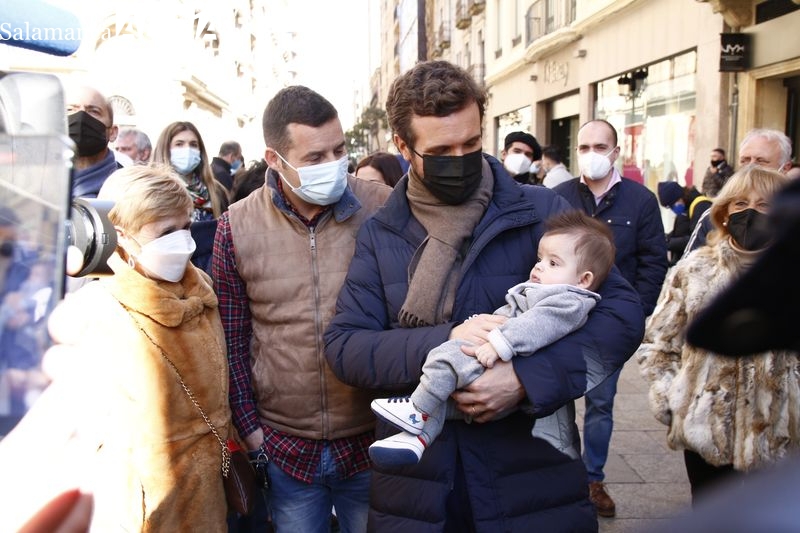 Pablo Casado, solicitado para multitud de fotografías en su paseo de Salamanca
