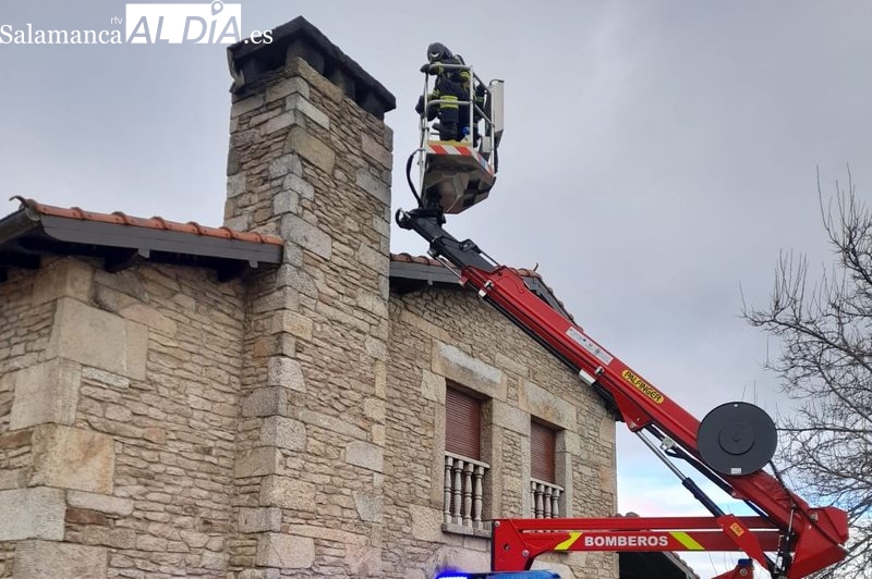 Bomberos de Vitigudino y Ciudad Rodrigo sofocan el incendio de una chimenea en La Fuente de Esteban