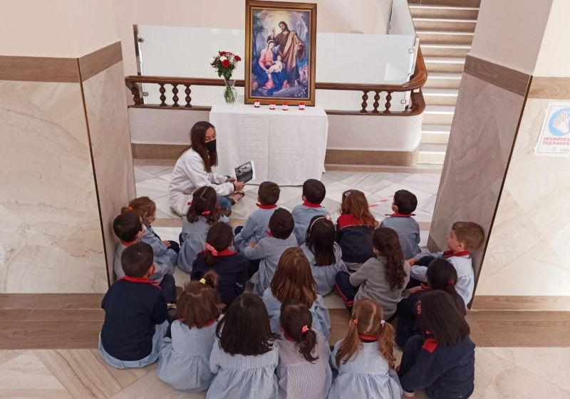 El cuadro de la Sagrada Familia visita los colegios de Salamanca