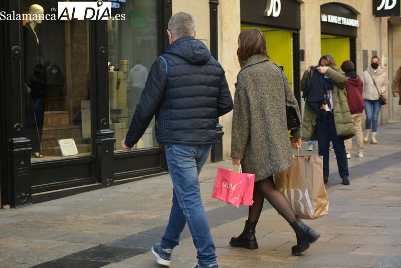 Hacer listas para evitar las compras compulsivas o conservar el ticket, entre los consejos para estas rebajas