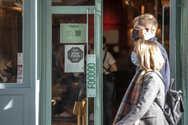 España suma 292.394 casos y 202 muertes desde el viernes, con la incidencia disparada hasta 2.989 casos