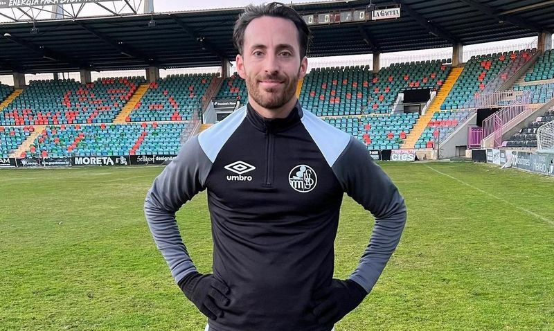 Menéndez ya luce como jugador del Salamanca UDS... a la espera de Mikel Bueno