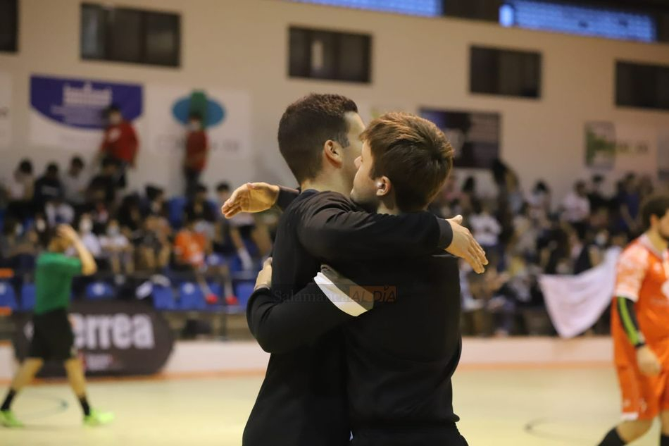 El BM Salamanca da un golpe encima de la mesa al ganar en Gijón (38-39)