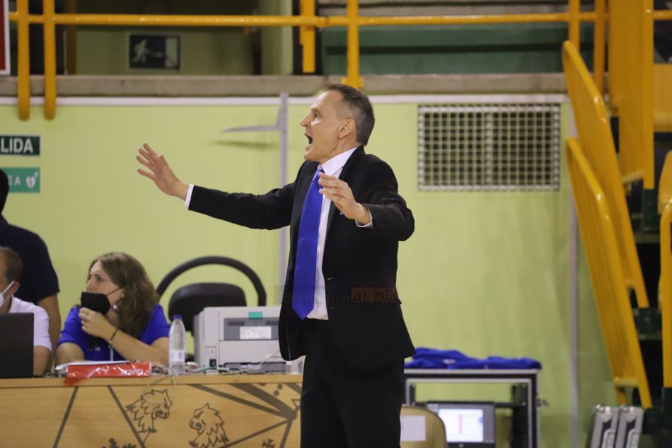 Íñiguez y el brote: Te puedes lamentar, llorar, maldecir, ser negativo, pero hay que intentar ser lo más positivo posible