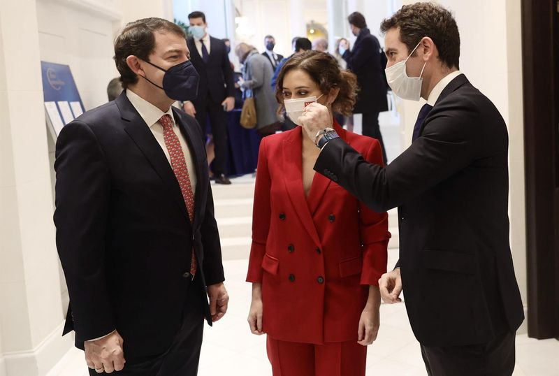 Mañueco dice que lleva políticas muy similares a las de Ayuso, con la que comparte convicciones y voluntades