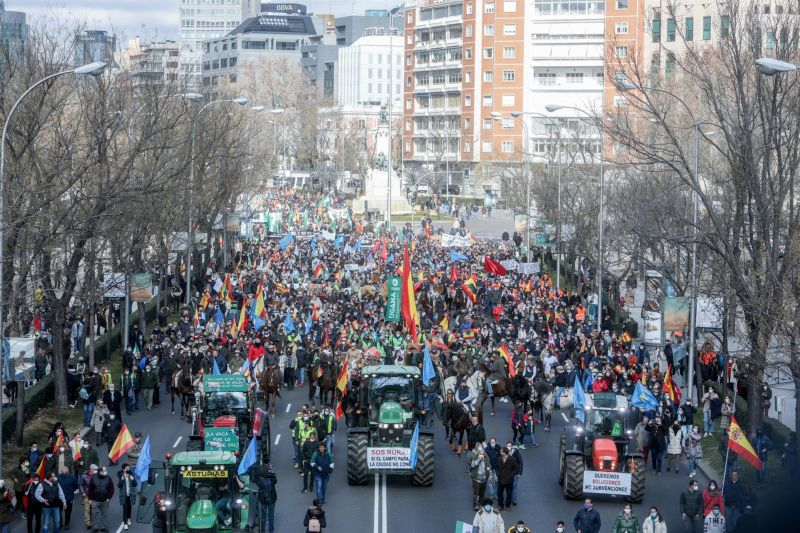 Miles de personas se manifiestan en Madrid contra las leyes que afectan al mundo rural: Nos ponen zancadillas