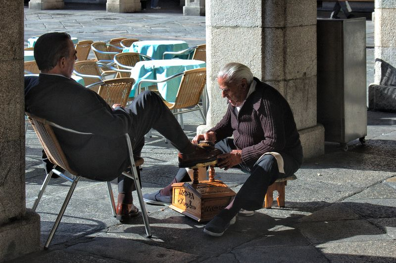 La antigua presencia de los limpiabotas en la Plaza Mayor