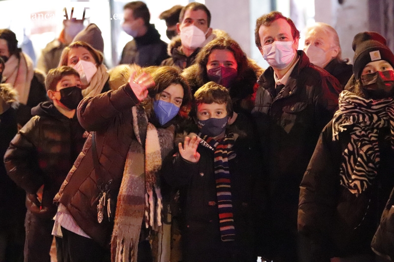 Ilusión compartida de niños y adultos al paso de los Reyes Magos y la comitiva de seis carrozas 