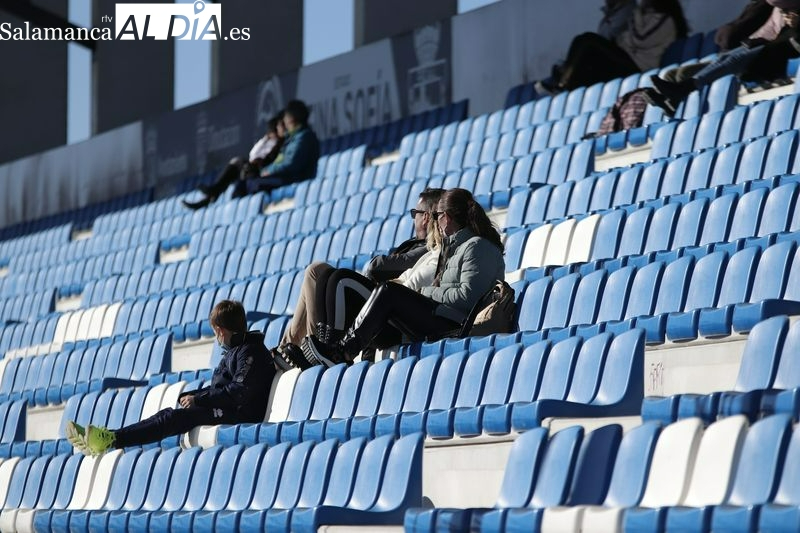 El buen tiempo anima a los salmantinos a ir a las gradas