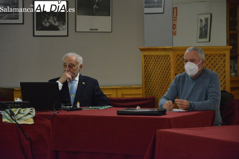 La tertulia Rona Dalba inicia el año con una interesante tertulia con Amador Pérez Viñuela 