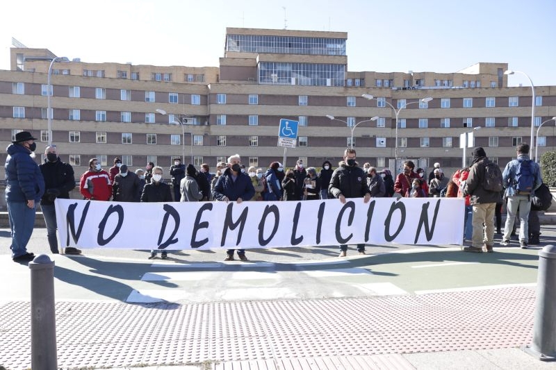 Una concentración de vecinos reclama el mantener el antiguo clínico sin ser demolido