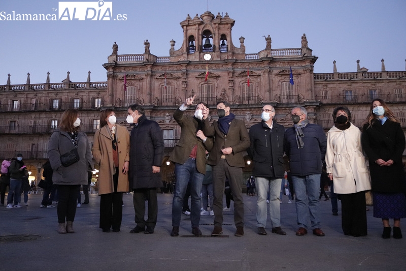 Mañueco ejerce de anfitrión en el paseo por la ciudad junto al presidente andaluz, Juanma Moreno 