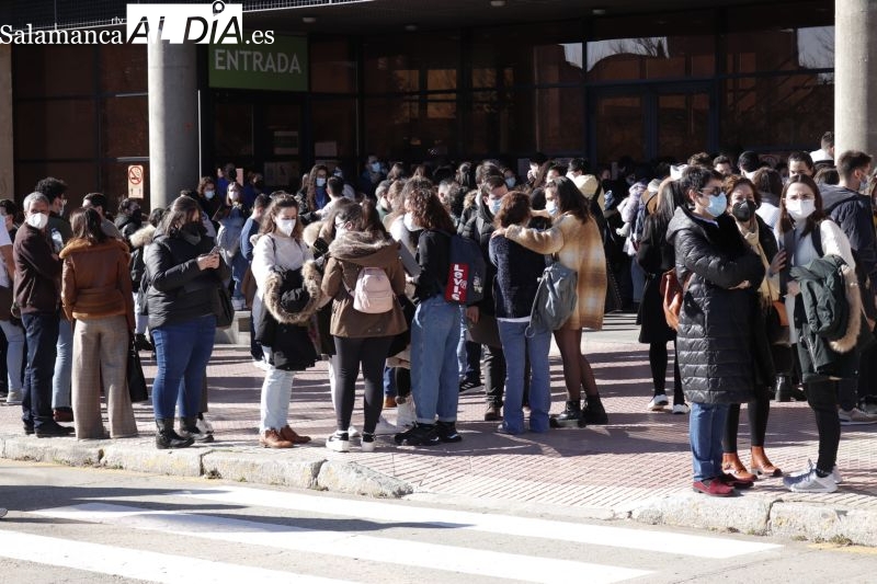 Nervios, esperanza y mascarillas, así ha transcurrido el examen MIR en Salamanca
