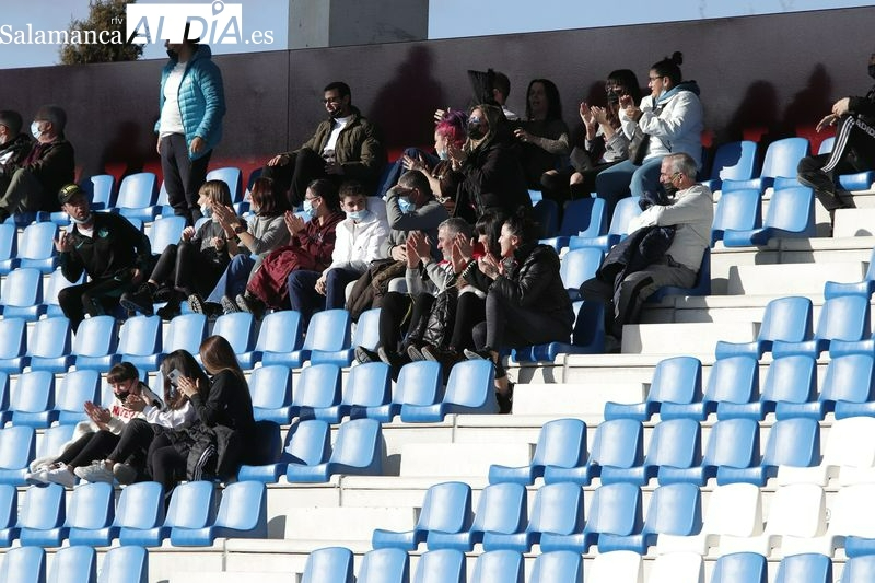Las gradas de Salamanca recuperan el color