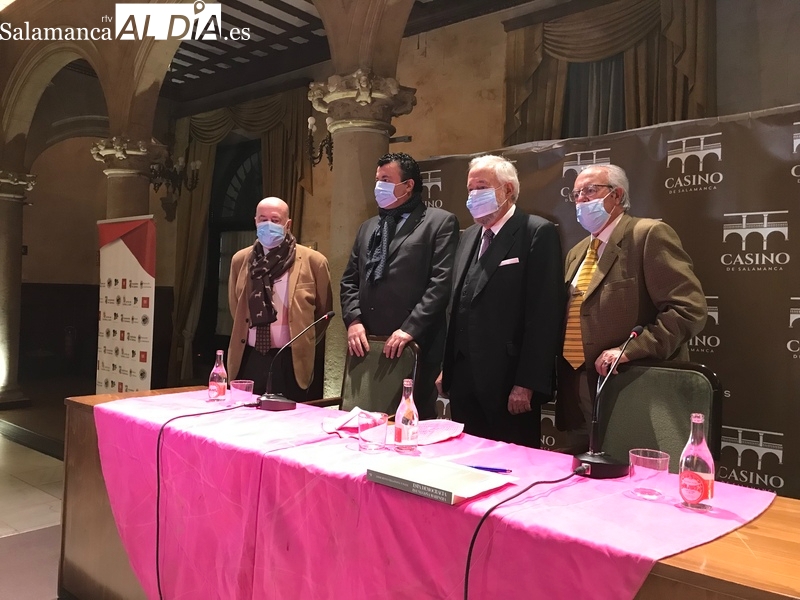 Paco Cañamero desgrana la figura de Julio Robles, ‘70 años de toros y vida’