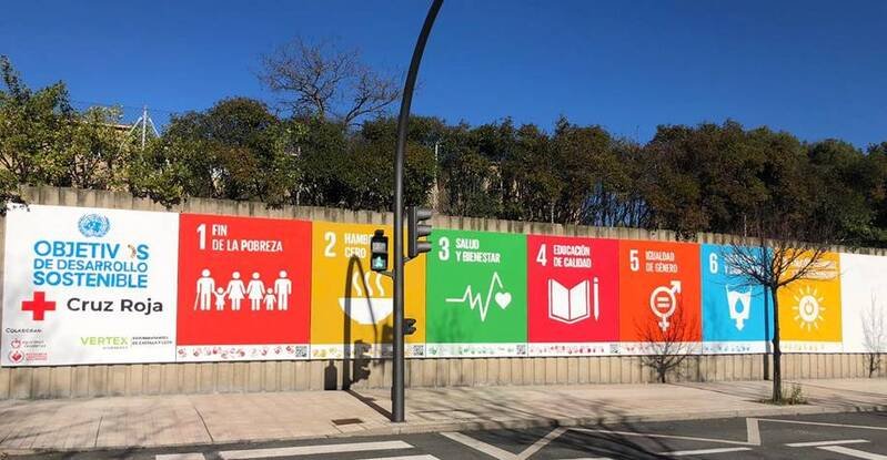 El gran mural de Cruz Roja Salamanca: más de 47 metros y pintado por más de 100 personas