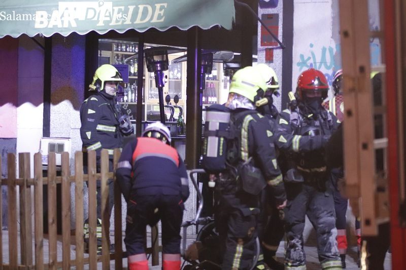Dos dotaciones de Bomberos sofocan un incendio en un bar cerca de la estación de autobuses