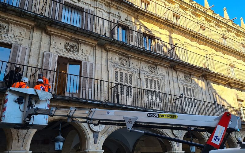 Comienzan los trabajos para mejorar la iluminación artística de la Plaza Mayor con más de 1.100 lámparas led