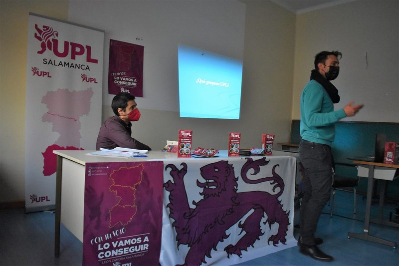 Intervención en Lumbrales del cabeza de lista leonesista por Salamanca, Luis García Sánchez, acompañado del presidente del partido, Carlos Javier Salgado