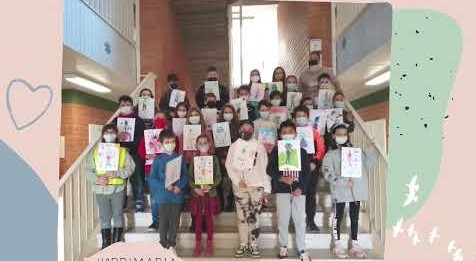 Los alumnos del Colegio Antonio Machado ayudan a unos trols por el Día de la Paz