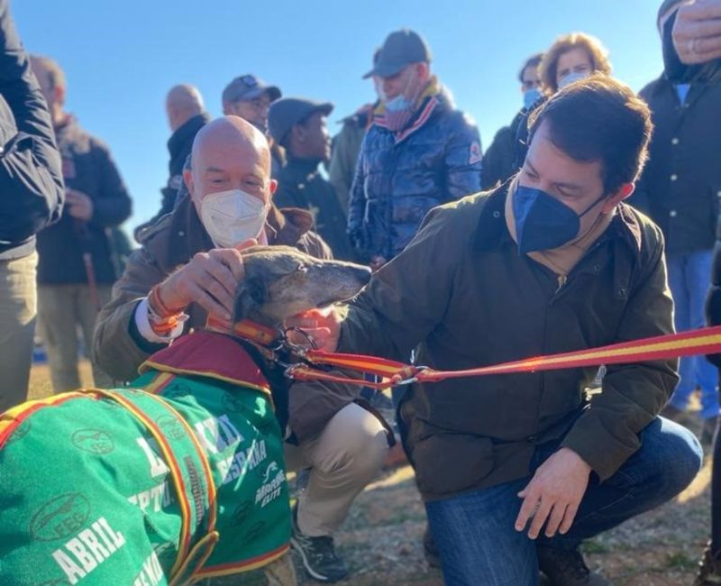 Mañueco se compromete a rebajar un 95% la tasa general de licencias de caza y pesca