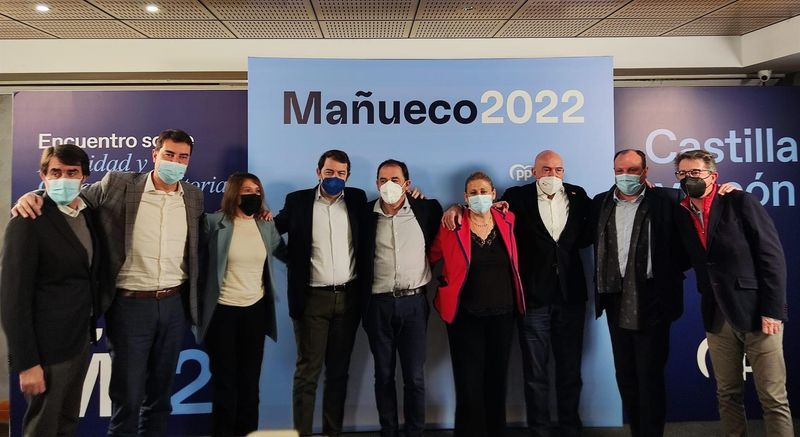 Mañueco anuncia un bono joven rural interurbano gratis y uno metropolitano con una tarifa mensual de 20 euros