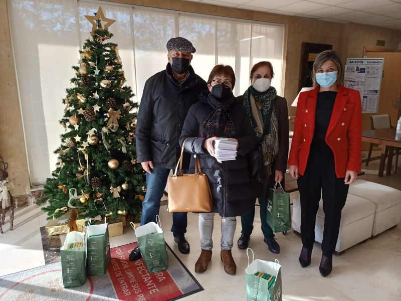 Las residencias de Santa Marta reciben una felicitación navideña de parte de la parroquia