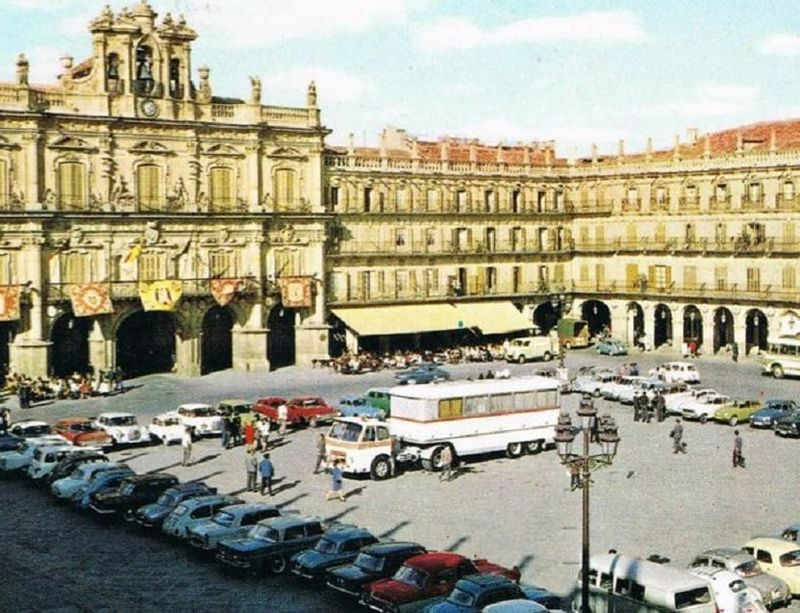 La Plaza Mayor, cuando se permitía la circulación y el aparcamiento de vehículos