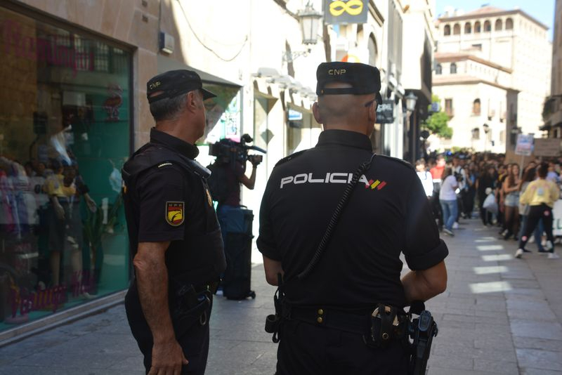 Intenta robar 32 productos escondidos en su cazadora en un supermercado del paseo de Canalejas